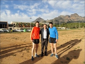 Los hermanos Brownlee y Bernabé Cano, sobre el terreno donde se ha construido el Estadi Olímpic Camilo Cano, en 2014