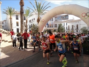 Salida de la Carrera Pedestre de Sant Vicent de 2014 desde la plaça Major