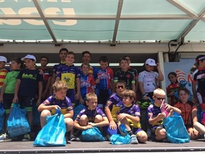 Los ciclistas nucieros recogiendo su premio en el podium por su participación