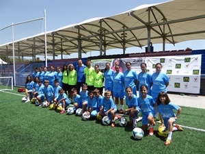 Campers y monitores del V Campus de Fútbol Mixto Alexandra Fernández “Ruby23” junto a Sergio Villalba, concejal de Deportes