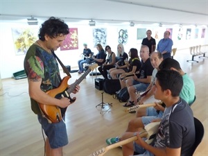 Clase de guitarra eléctrica, una de las especialidades del curso de música moderna