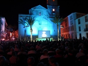 Más de 800 personas han llenado la plaça Major