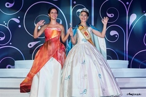 Ainhoa Pérez, reina 2014, presentado a Ángela Cano, reina 2016, el año pasado en "La Presentació"