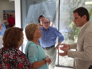 El arquitecto de "La Casilla" dialogando con diferentes usuarios de "La Casilla"