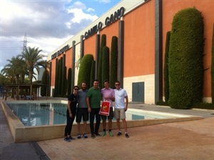 Los touroperadores suecos y noruegos junto a Sergio Villalba, concejal de Deportes, en la Ciutat Esportiva Camilo Cano