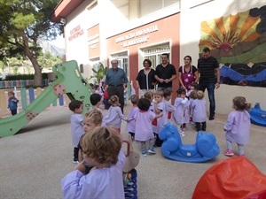 Bernabé Cano, alcalde de La Nucía vistiando l'Escola Infantil Municipal El Bressol de La Nucía junto a Tona Agulló, directora del Bressol y los concejales Pedro Lloret y Sergio Villalba.