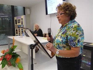 Manuela González leyendo su cuenta ganador "El Lazo Verde"