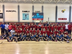 Todos los equipos participantes en el Torneo Comarcal de Voley junto a Sergio Villalba, concejal de Deportes