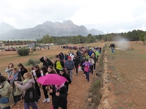 Los senderistas solidarios hicieron frente a la lluvia y el viento durante el recorrido