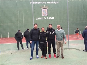 Sergio Villalba, concejal de Deportes de La Nucía, acudió al frontón de la Ciutat Esportiva junto a Luis Morant, su homólogo en el Ayuntamiento de l'Alfàs. En la foto también aparecen Moisés Picó, delegado provincial de los Juegos Escolares y Pepe Casiano, director de las escuelas de frontenis de l'Alfàs