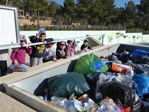 En la zona de vertidos conocieron los 39 residuos diferentes que se reciclan en el Ecoparque