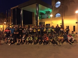 Los bikers del "lado oscurso" antes del inicio de la #NocturnaLaNucia2017 junto a Sergio Villlalba, concejal de Deportes