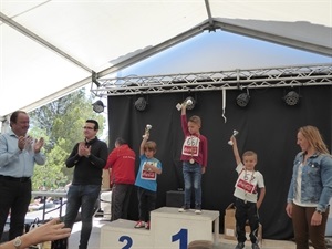 Los ediles Manuel Alcalá, Pepe Cano y Eva María Naranjo entregaron las medallas