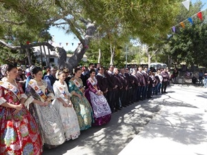 La misa se ha celebrado bajo el pino centenario del Captivador