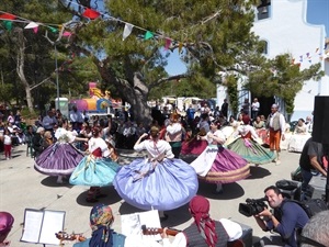 Grup de Danses de Pedreguer actuando en la plaça Ermita
