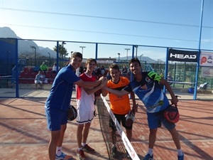 Los finalistas se saludaron deportivamente al finalizar el encuentro