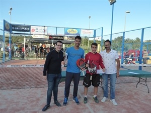 Pepe Cano, concejal de Participación Ciudadana, y Alejandro Fernández, club PadelPoint, entregaron los trofeos a los campeones
