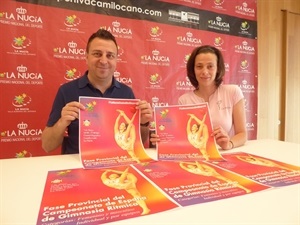 Sergio Villalba, concejal de Deportes e Ivka Ivanova, profesora del Club Gimnasia Rítmica La Nucía presentaron el campeonato en el Pabellón Municipal