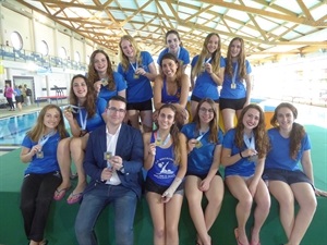 Pepe Cano, concejal de Participación Ciudadana, posó con todas las medallistas nucieras dirigidas por Laia Filella, responsable 'Club Sincro' La Nucía