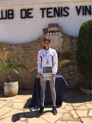 Lucía Llinares con su título de campeona autonómica infantil de tenis