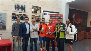 Pepe Cano, concejal de Participación Ciudadana, entregó los trofeos a los campeones