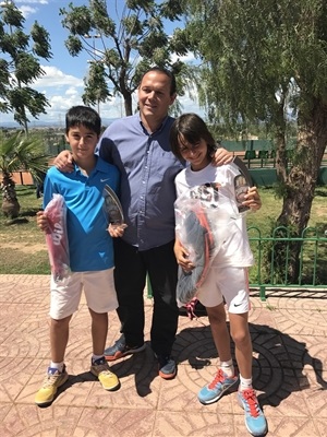 Luka Van Geel recibió el trofeo de campeón de la "Champions Bowl" disputada en El Club de Tenis El Collao (Valencia)