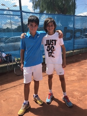 Luka Van Geel junto a Néstor Morant, su rival en la final