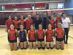 Las jugadoras del equipo Cadete junto a Bernabé Cano, alcalde de La Nucía, Sergio Villalba, concejal Deportes y Marcelo Mussi, entrenador del equipo