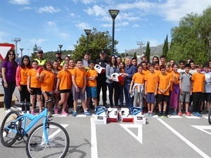 Los concejales calpinos han entregado a Serafín López, concejal de Seg. Ciudadana, 12 cascos para el Parque Infantil de Tráfico.