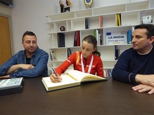 La tenista nuciera Lucía Llinares firmando en el "Libro de Honor" de La Nucía