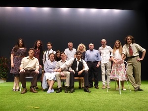 Al finalizar la obra, Gaudint Teatre con su director Manel Gimeno, se hicieron una foto junto a Pedro Lloret, concejal de Cultura y Beatriz Pérez-Hickman, concejala de Bienestar Social. La recaudación fue a beneficio del Banco de Alimentos de La Nucía