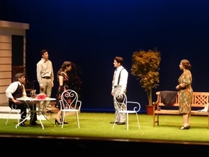 Los jóvenes actores del IES La Nucía sobrecogieron con su actuación al público de l'Auditori