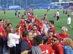 Afición y jugadores se fundieron en abrazos al final del encuentro