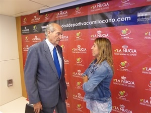 Conrado Durántez hablando con Eva María Naranjo, pentacampeona del mundo de Artes Marciales