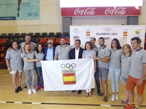 Todos los deportistas y medallistas olímpicos posaron con la Bandera Olímpica del COE junto con Alejandro Blanco, pte. Coe, Bernabé Cano, alcalde de La Nucía y Elena Tejedor, directora Fundación Trinidad Alfonso
