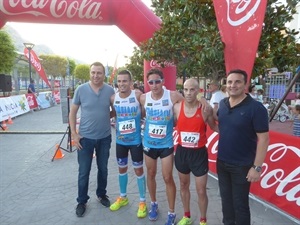 Los tres primeros de la 10 K masculina se fotografiaron con Bernabé Cano, alcalde de La Nucía y Sergio Villalba, concejal de Deportes