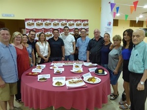 Los 12 resturantes que participan en la VIII Ruta de la Tapa junto a Ezequiel Vico, vicepte. AECNU, Eva Naranjo, concejala de Comercio y Bernabé Cano, alcalde de La Nucía.