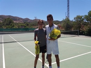 Antonio Ivorra con su trofeo de subcampeón junto Ramón Cases, campeón del torneo