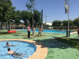 Durante esta semana escolares de Primaria y Secundaria de La Nucía se dieron los primeros baños en la Piscina Exterior.  Estas visitas escolares contaron con la presencia de Sergio Villalba, concejal de Deportes y Educación