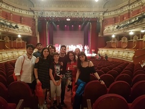Los miembros de Gaudint Teatre posaron con su "Premio Buero de Teatro Joven"
