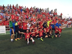 Jugadores, afición y equipo técnico celebrando el Ascenso en Villajoyosa junto a Bernabé Cano, alcalde de La Nucía