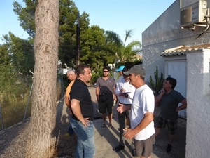 Bernabé Cano, alcalde de La Nucía, recogiendo las sugerencias de los vecinos de Residencial Varadero