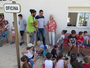Beatriz Pérez-Hickman, concejala de Bienestar Social, junto a Sergio Villalba, concejal de Educación y Deportes y David Arias, responsable de Trokolo Animaciones, en el inicio del "V Cole de Junio"