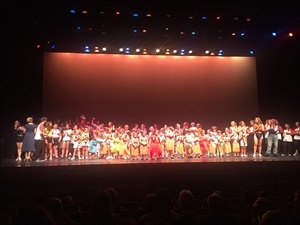 Al final del Festival saludaron los 130 bailarines de las tres escuelas