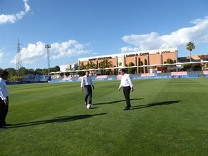 Tras la presentación los tres "ponentes" han jugado al fútbol en el campo de césped natural de la Ciutat Esportiva