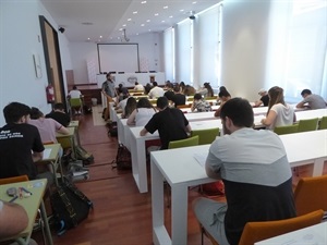 Los alumnos realizando los exámenes de Selectividad en el Aula Magna de la Seu Universitària de La Nucía
