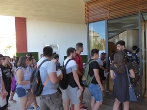 Los alumnos del IES La Nucía entrando a la Seu Universitària