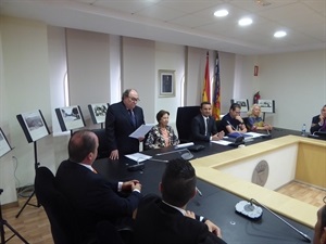 Pedro Lloret ha sido el portavoz municipal para leer la moción de nombramiento de Carme Miquel como "Filla Predilecta de La Nucia"