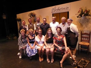 El grupo de teatro dels Majorals 2017 fueron felicitados por Cristóbal Llorens, concejal de Fiestas y Bernabé Cano, alcalde de La Nucía