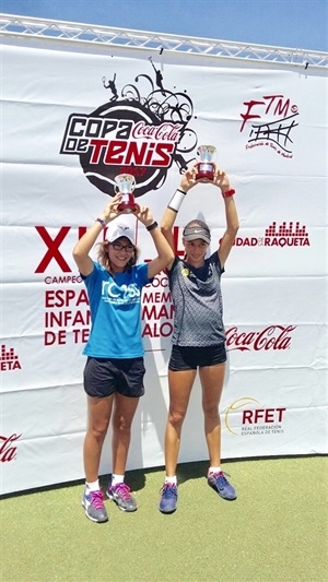 Lucía Llinares y Ane Mintegui celebrando su Campeonato Nacional de dobles